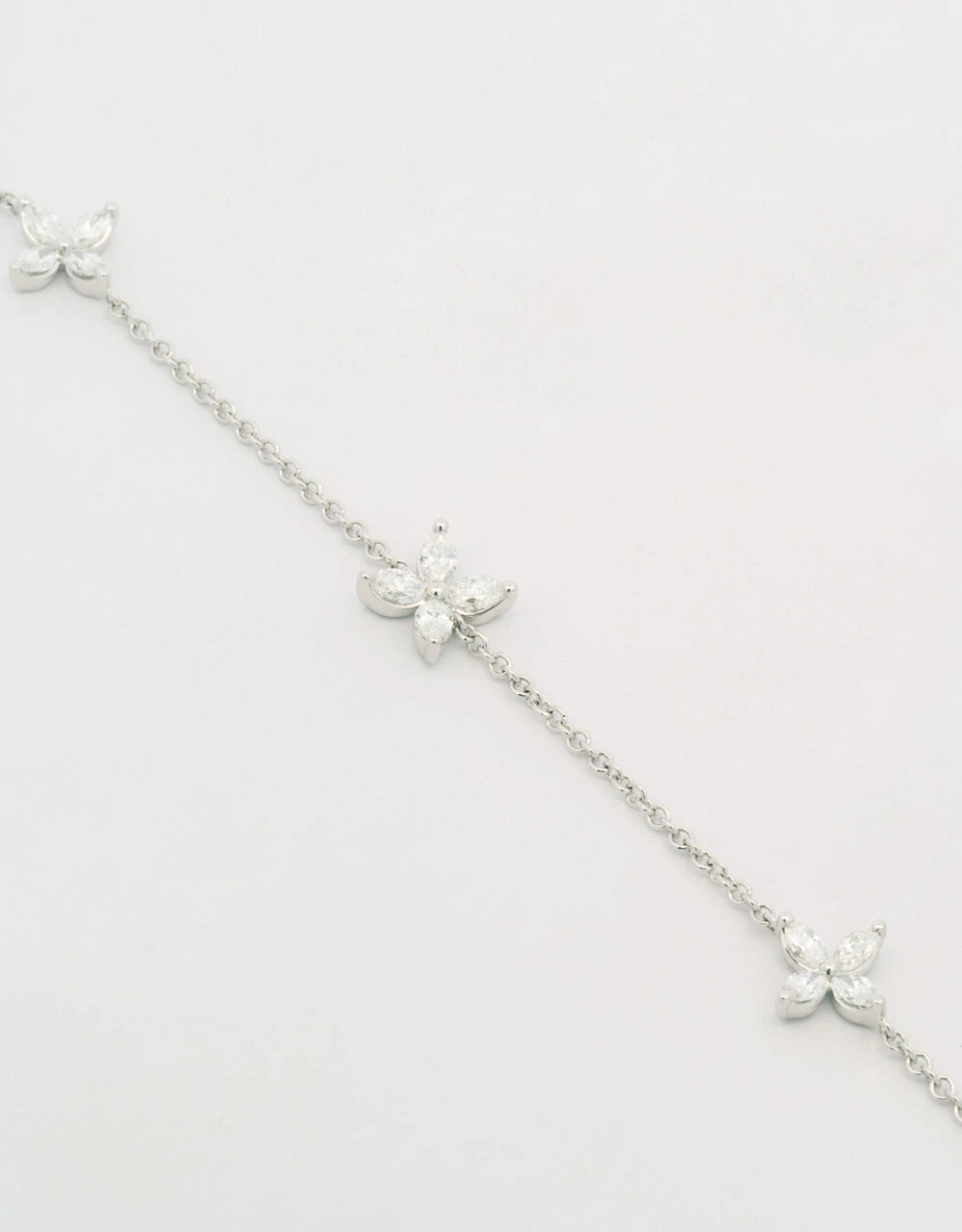 Pulsera de flores de diamantes en oro blanco de 18k